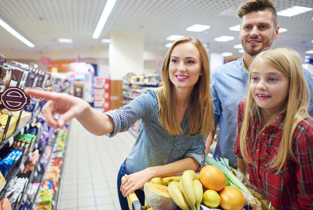 Familia comprando en supermercado favorito